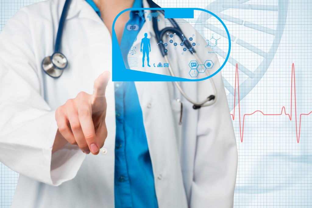 طبيب يستخدم عرضًا صحيًا رقميًا