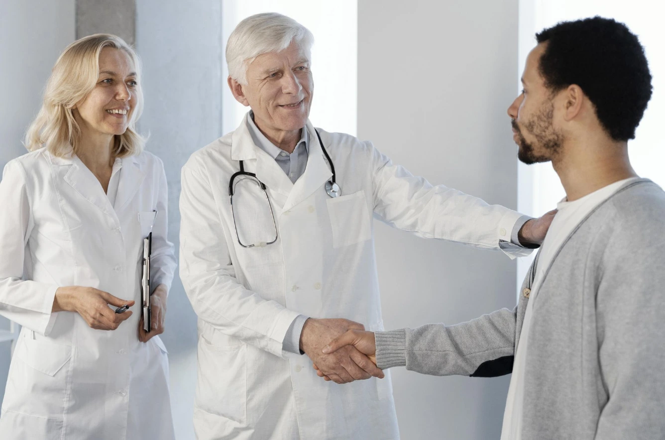 doctors-talking-with-young-patient